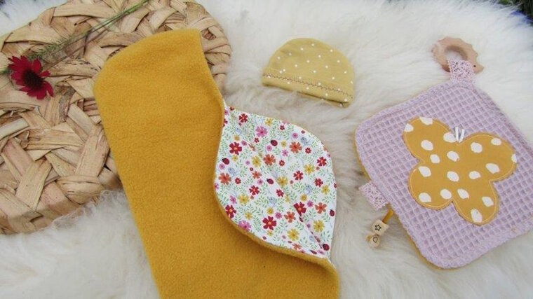 Mandje - Rotan met deksel - 30cm - Okergeel roze met bloemetje