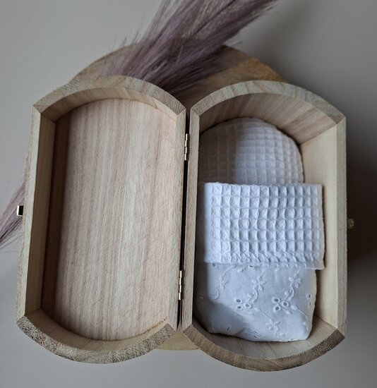 Neokistje ovaal wit broderie 