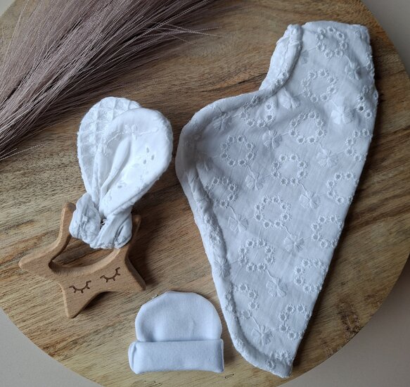 Neokistje ovaal wit broderie 